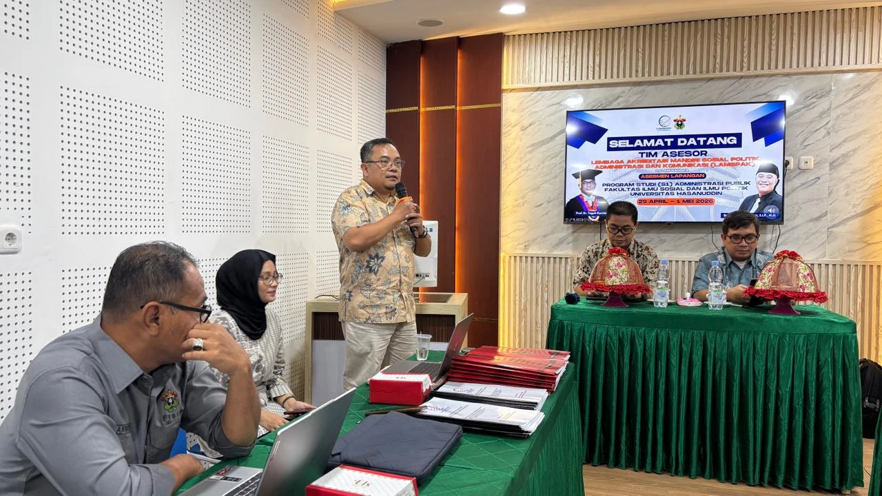 Dr. Muh. Tang Abdullah, M.AP menyampaikan pemaparan dalam kegiatan asesmen lapangan akreditasi Program Studi S1 Administrasi Publik FISIP Unhas, menegaskan komitmen penguatan mutu dan tata kelola akademik yang berkelanjutan.